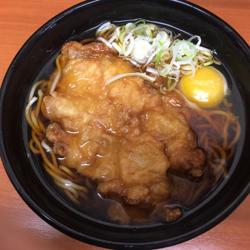 唐揚げそば、生卵(駅そば 大江戸そば 市ヶ谷)