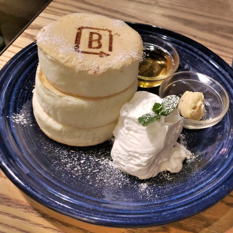 ホワイトスフレパンケーキ(BURN SIDE ST CAFE （バーンサイドストリートカフェ）)