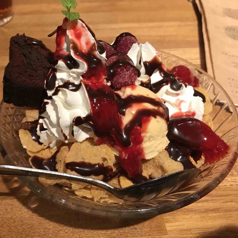 3種ベリーとブラウニーのパフェ(モナレコード おんがく食堂)