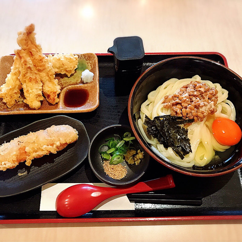 玉子納豆醤油うどん(大盛)+かしわ(鶏)天+ちくわ天(美の庵)
