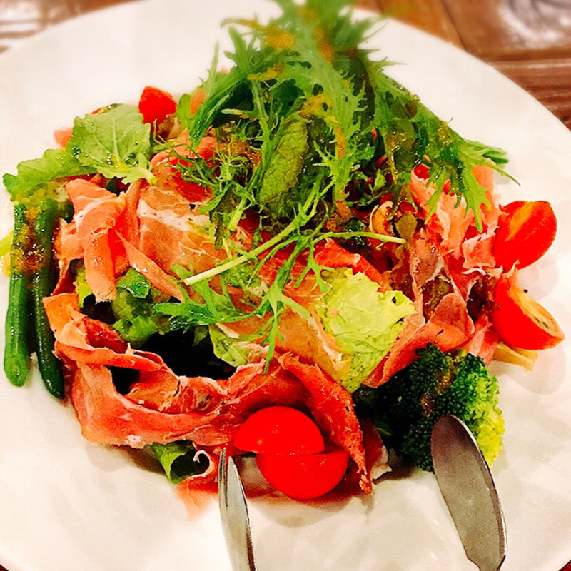 グリーンサラダとプロシュートの盛り合わせ(ピッツァリーヴァ 横川店 （PIZZARIVA）)