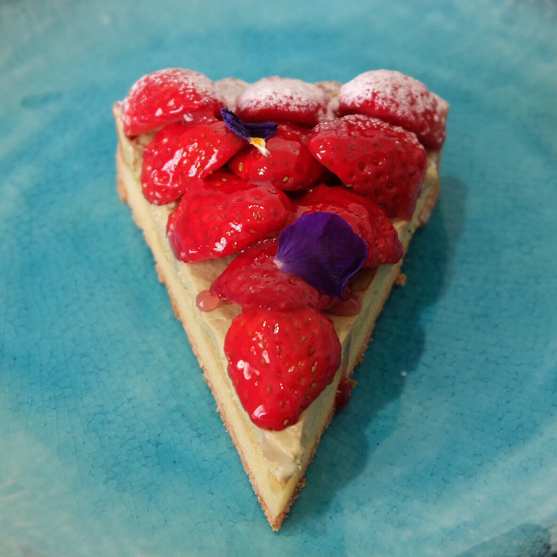 苺とほうじ茶ミルクティーのタルト(biquette)