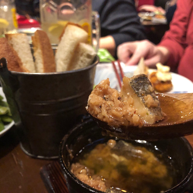 タラとシラコのアヒージョ(釜焼鳥本舗 おやひなや 渋谷ハチ公口店)