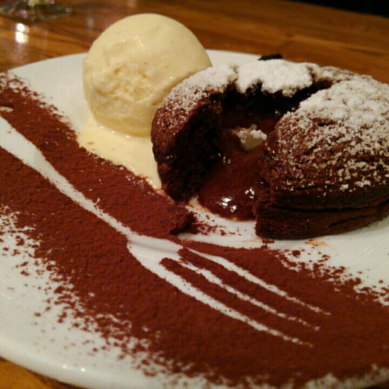 とろけるフォンダンショコラバニラアイス添え(イタリアン肉バル デル・ソーレ 道頓堀)