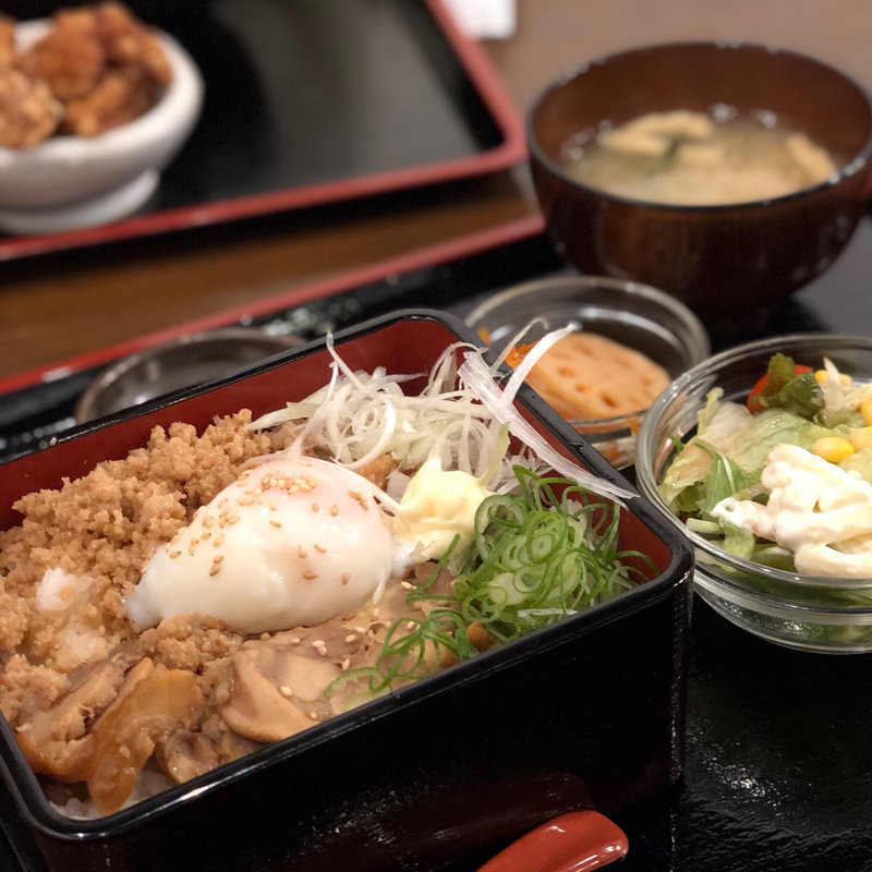 鶏チャーシー&そぼろ重(鶏がメインの大衆酒場 こっから屋)