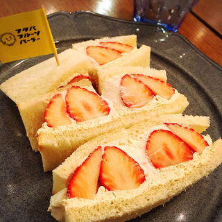 まるごと苺と豆乳クリームのサンドウィッチ（季節メニュー）(フタバフルーツパーラー 新宿マルイ本館店)