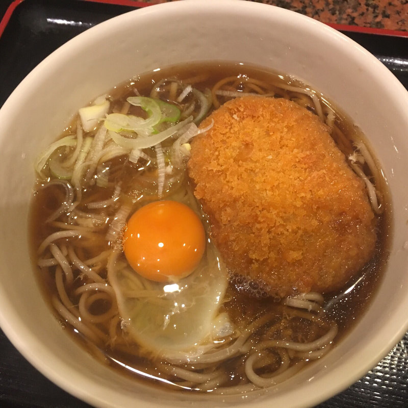 コロッケそば、生卵(笠置そば 東新宿店)