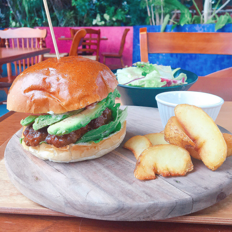 淡路玉ねぎとトマト、アボカドのメリケンバーガー(TOOTH TOOTH FISH IN THE FOREST)