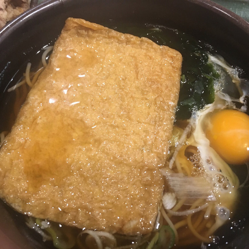 きつねそば、生卵(うちそば)