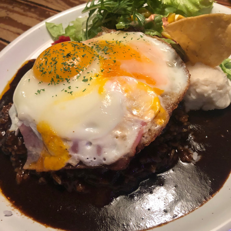 ベーコンエッグハンバーグカレー(別注)(モボ・モガ)