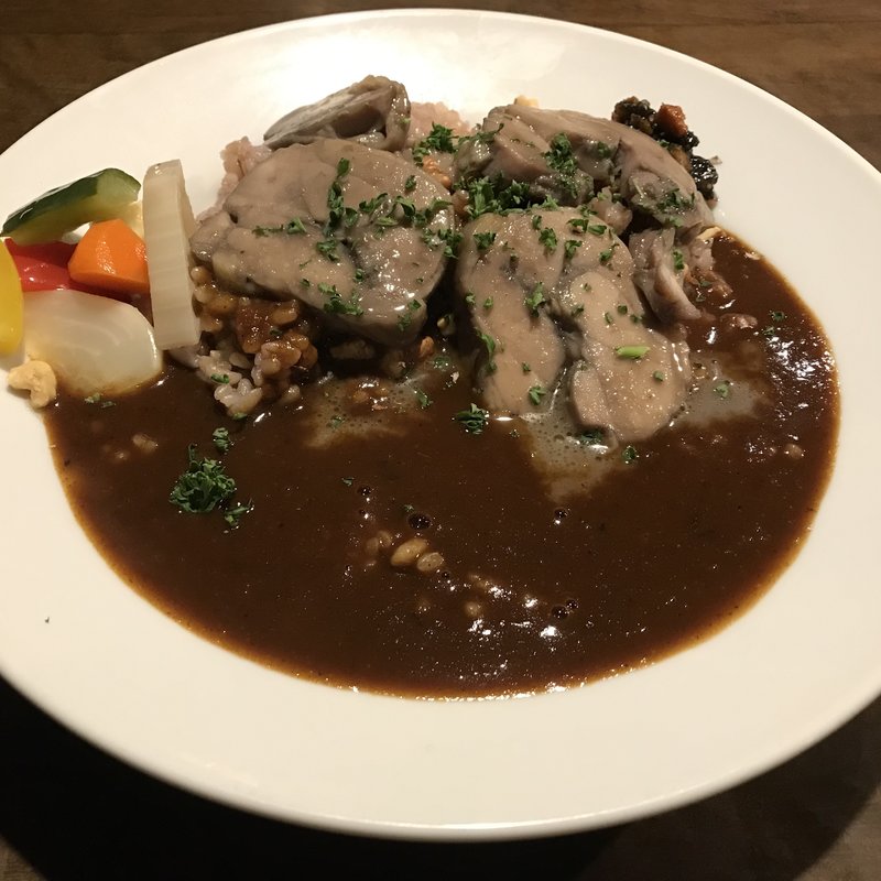 あめ色玉ねぎの赤ワインカレー(ワインレストラン ドミナス)