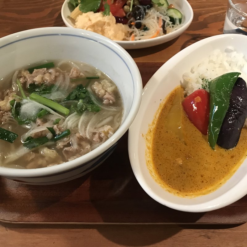 牛肉フォー＋イエローカレー(でですけ サイゴンキッチン)