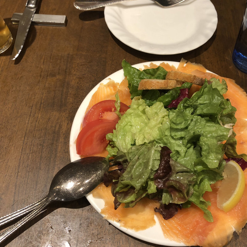 スモークサーモンのサラダ添え(ラ ペッシュ)