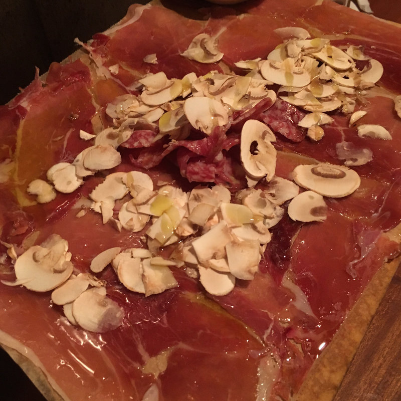 生ハムとサラミのてんこ盛り ハーフ(ワインの酒場。ディプント 大宮店)