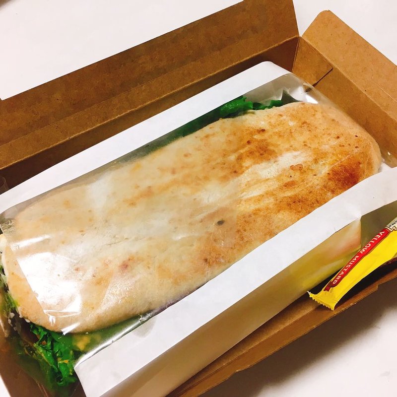 スモークシュリンプとアボカドのサルティンボッカ(ラ・カッシーナ)