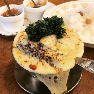 ビーフタンカレー＋季節の野菜、チーズ(トマト)