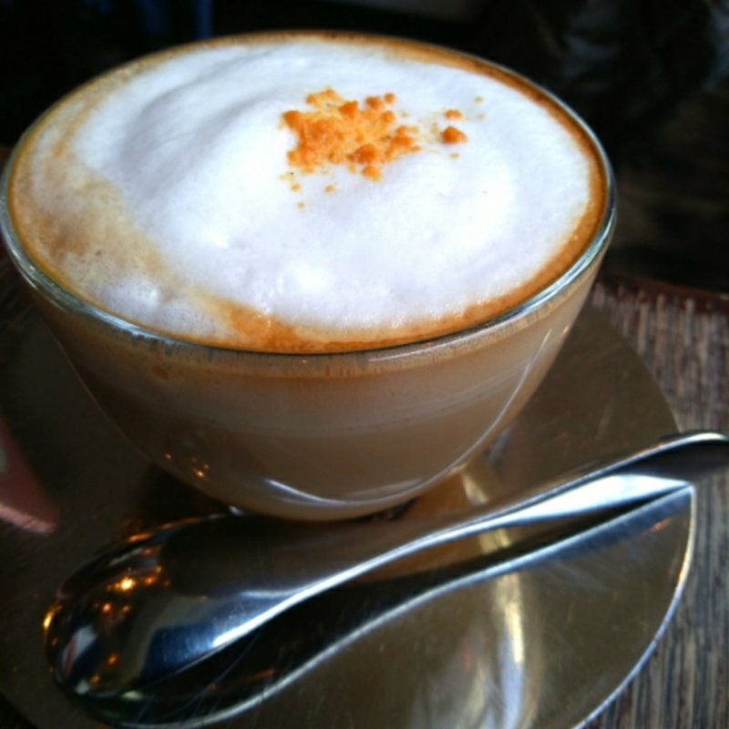 和ラテ(黒みつきなこ)(カフェ ポーズ)