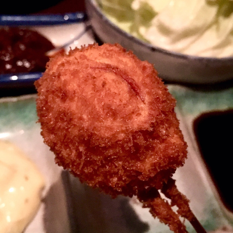 うずらの玉子とチーズのベーコン巻き(串揚げ ふくみみ)