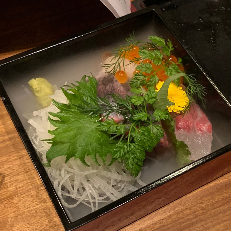 瞬間燻製お刺身(燻製鉄板焼 クラフトビール MOKU 新橋店)