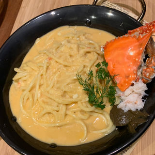 渡り蟹と蟹味噌のカルボナーラ(燻製鉄板焼 クラフトビール MOKU 新橋店)