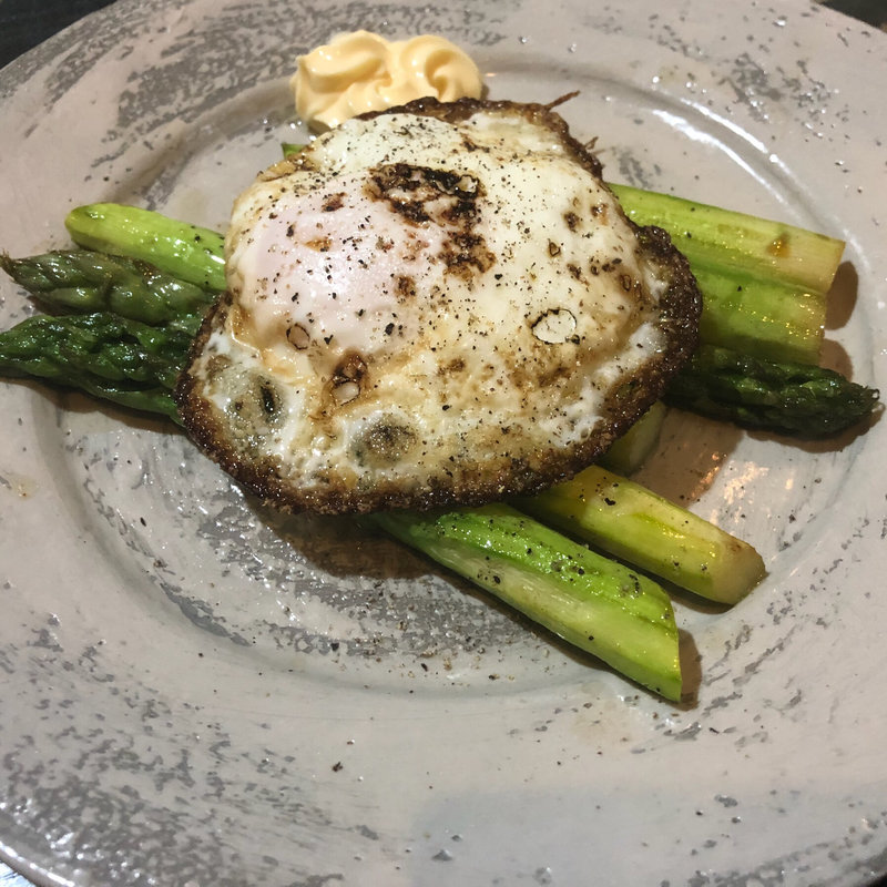 アスパラの目玉焼きのせ(はすのうてな)