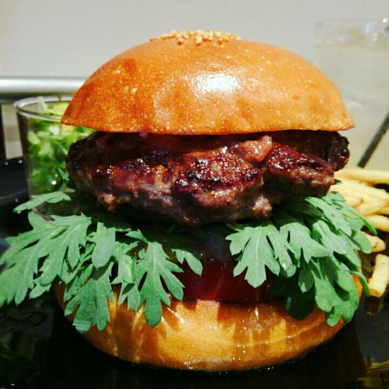 ハンバーガー(ブラウンバンズ、ビーフパティ、春菊、トマト、玉ねぎ、パイナップル、うめソース)(milia burger)