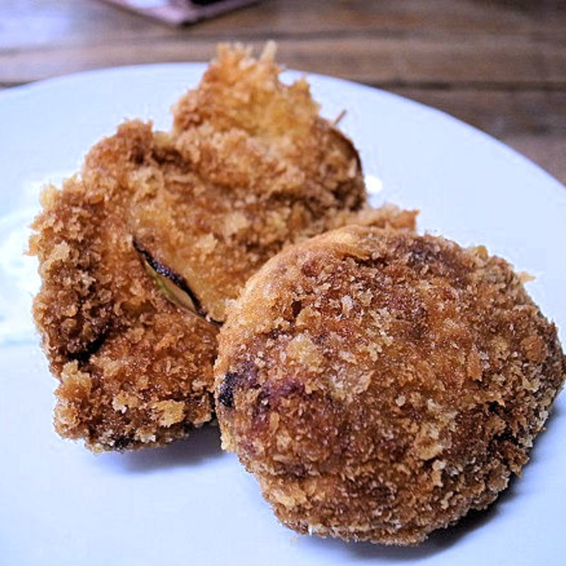 カレーコロッケと串カツ(大衆酒場 斎藤)