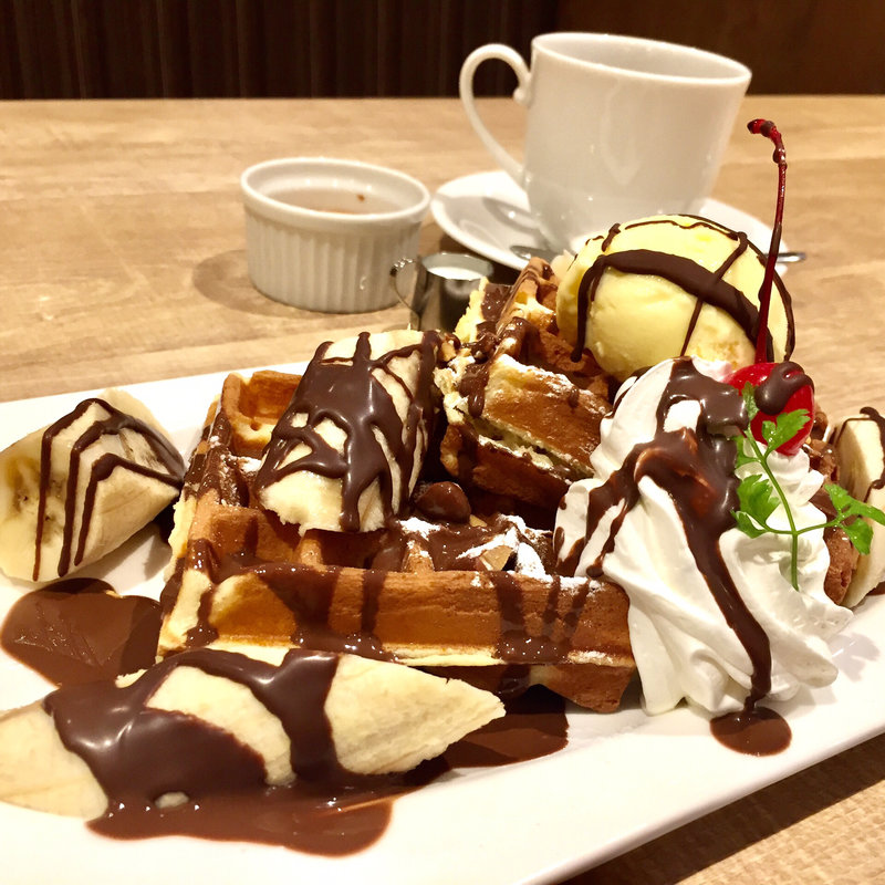 ホットチョコファッジソースのバナナワッフル(カフェ三番館プラス 香里ヶ丘店)