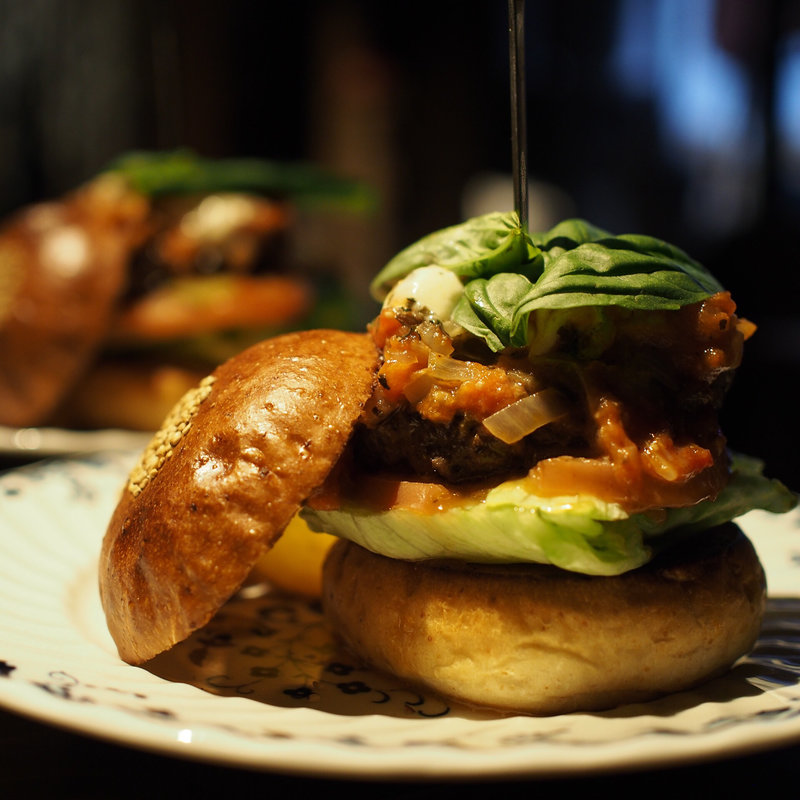 自家製トマトソースとフレッシュモッツァレラのマルゲリータバーガー(だるま珈琲)