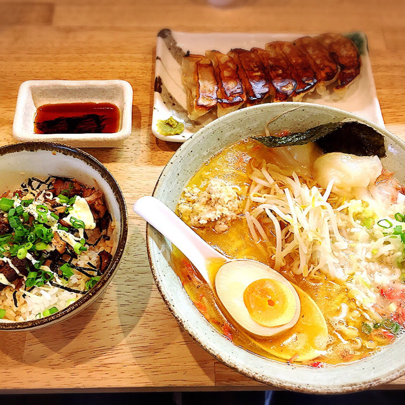 海老塩ラーメン+刻み焼豚ご飯+焼き餃子(七個)(こりく )