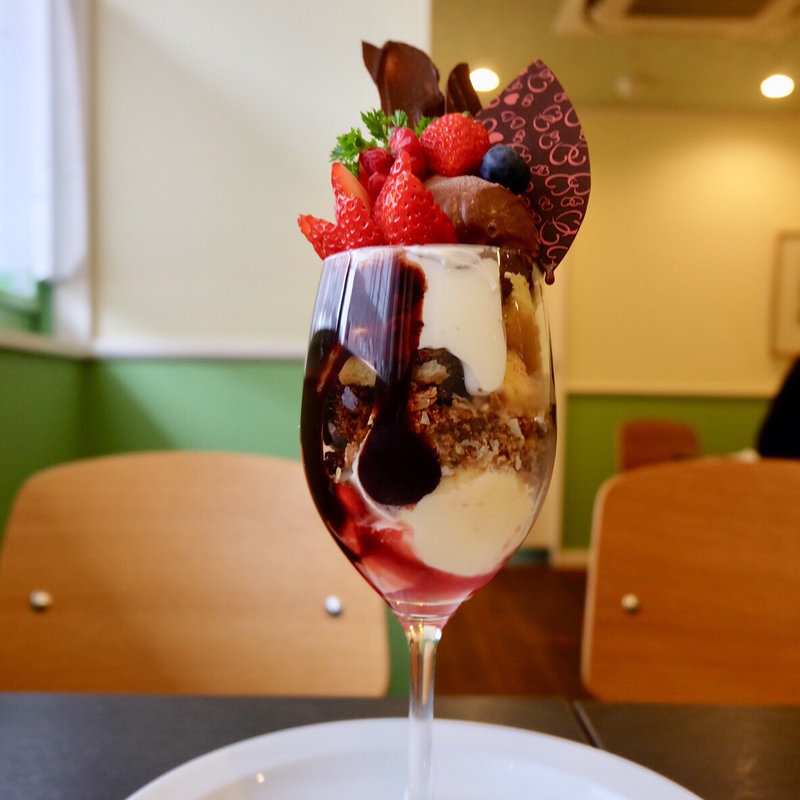 苺とチョコのパフェ(パティスリーリュンヌ)