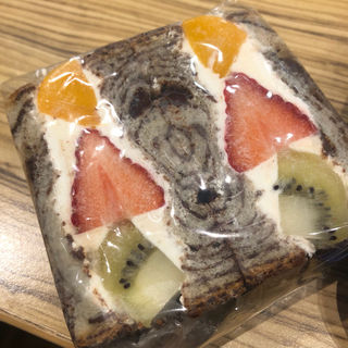 ショコラブレッドの3種彩りフルーツサンド(神戸屋キッチン アトレ恵比寿店 （KOBEYA　ＫＩＴＣＨＥＮ）)