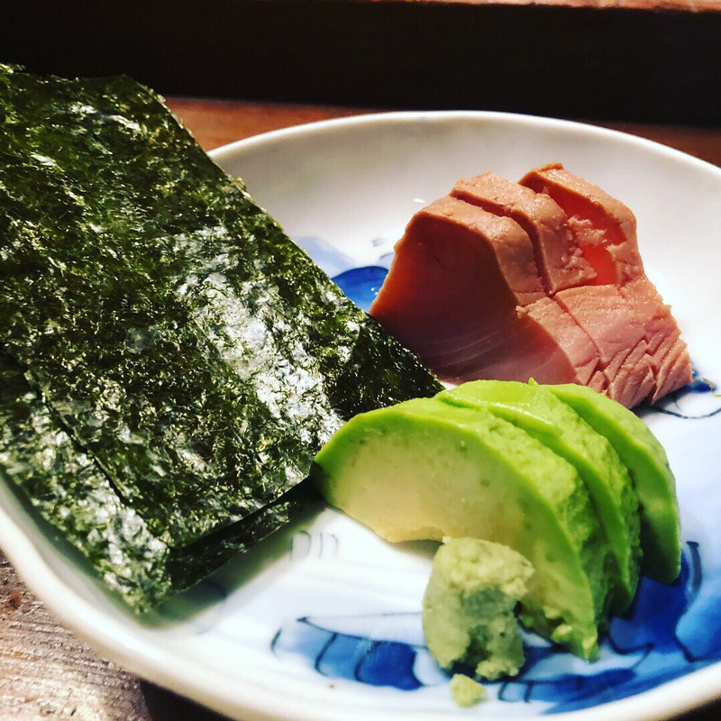 鰹の漬けとアボカドの海苔巻き(馬場頭ふろ)