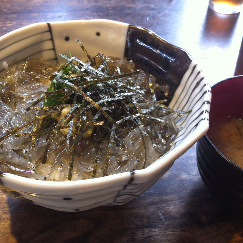 生しらす丼(しらすや)