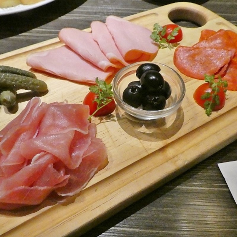 生ハム盛り合わせ(肉バル MEAT BOY N.Y 梅田大阪駅前店)