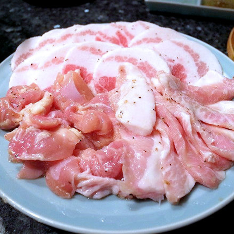 豚バラ、豚トロ、若鶏の盛り合せ(とらじ館 日暮里店)