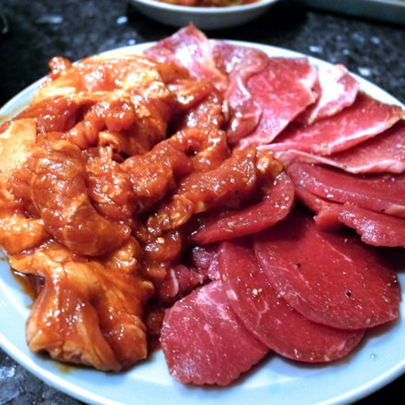 カルビ、ロース、豚カルビの盛り合せ(とらじ館 日暮里店)