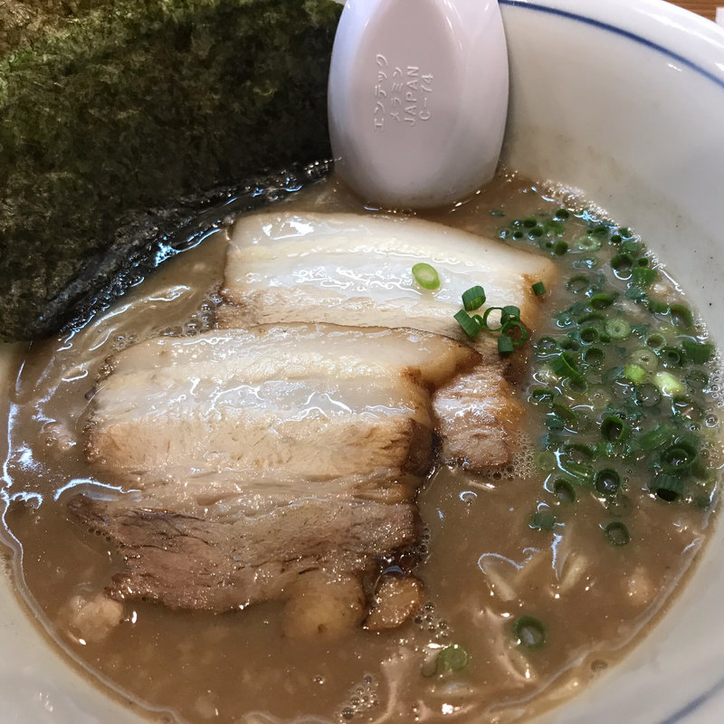 変り系煮干しとんこつ(烈志笑魚油 麺香房 三く)