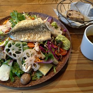 旬野菜のサラダプレートランチ(ムロマチカフェハチ （muromachi　cafe　3＋5）)