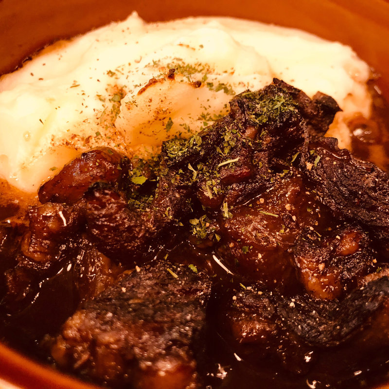 牛スジの赤ワイン煮とマッシュポテトのオーブン焼き(キャンティーナ グランエミオ所沢東口店)