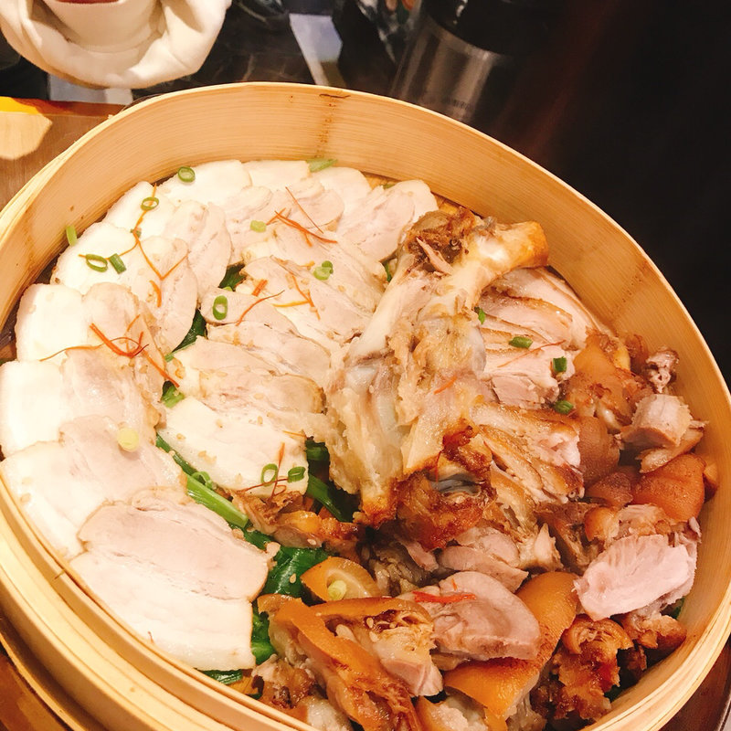 炎豚足&王豚足のハーフ&ハーフ(チャカン食堂)