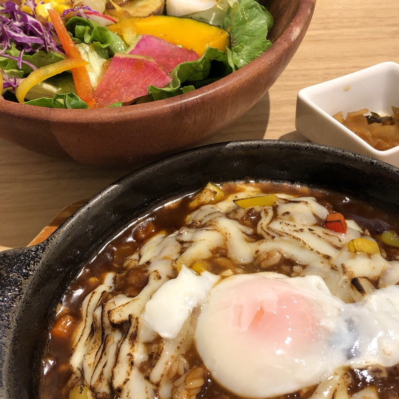 たっぷりチーズと温泉卵の焼きカレー(北海道キッチン YOSHIMI 横浜店)