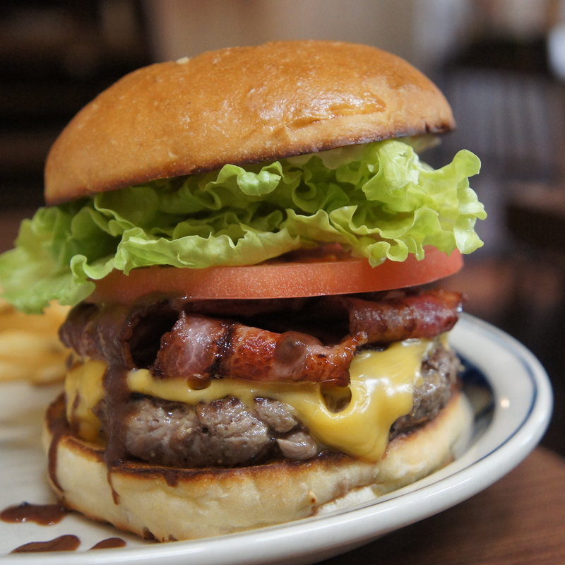 ベーコンチーズバーガー(Hamburger & Cafe BAYSIDE BASE)