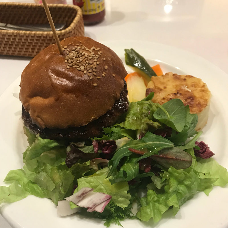 ハンバーガー(ランチ、サラダ付き)(カルネヤ)