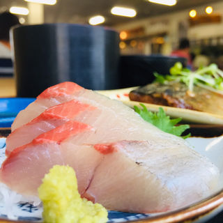 鰤の刺身(寿司と魚料理魚々や )