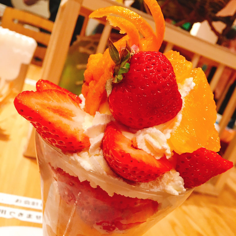 デコポンとあまおうのパフェ(果実園 東京店)