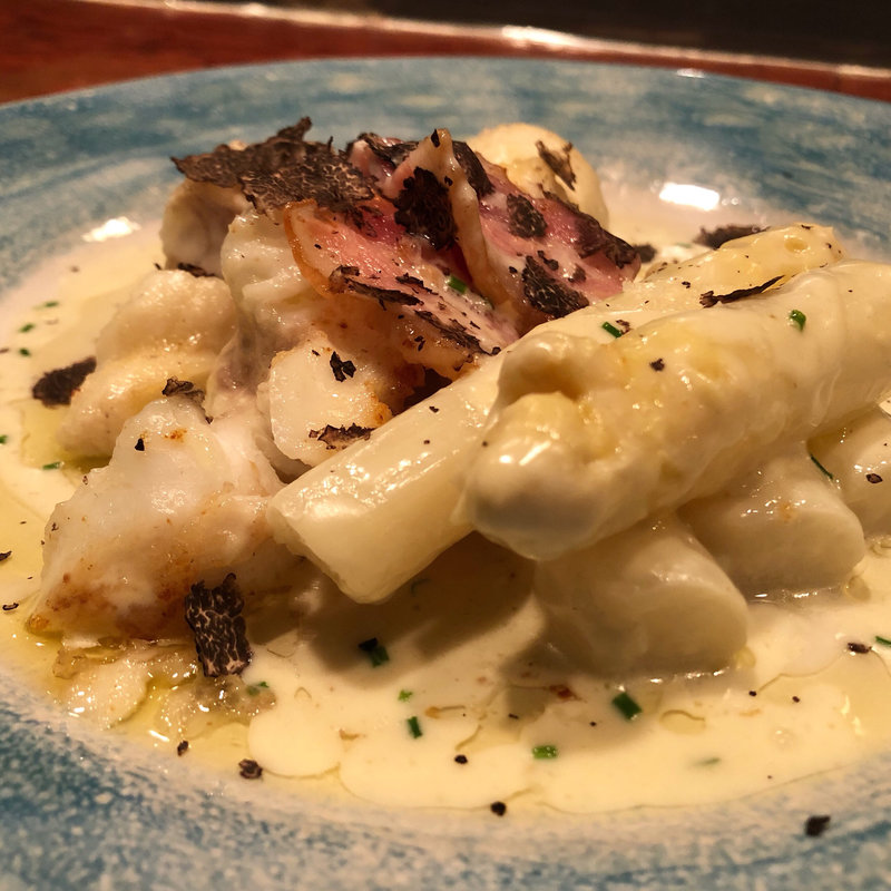 平目とホワイトアスパラ、黒トリュフ(ata)