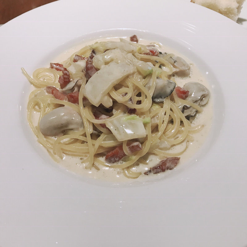 牡蠣とグァンチャーレ 白菜のクリームソーススパゲッティ(ラ ブォナ ヴィータ （LA BUONA VITA）)