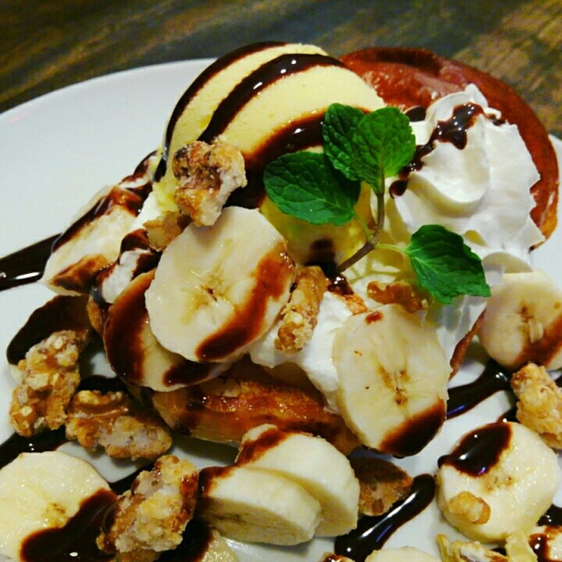 バナナとクルミのチョコレートソースバニラアイス添え(Kokopelli)