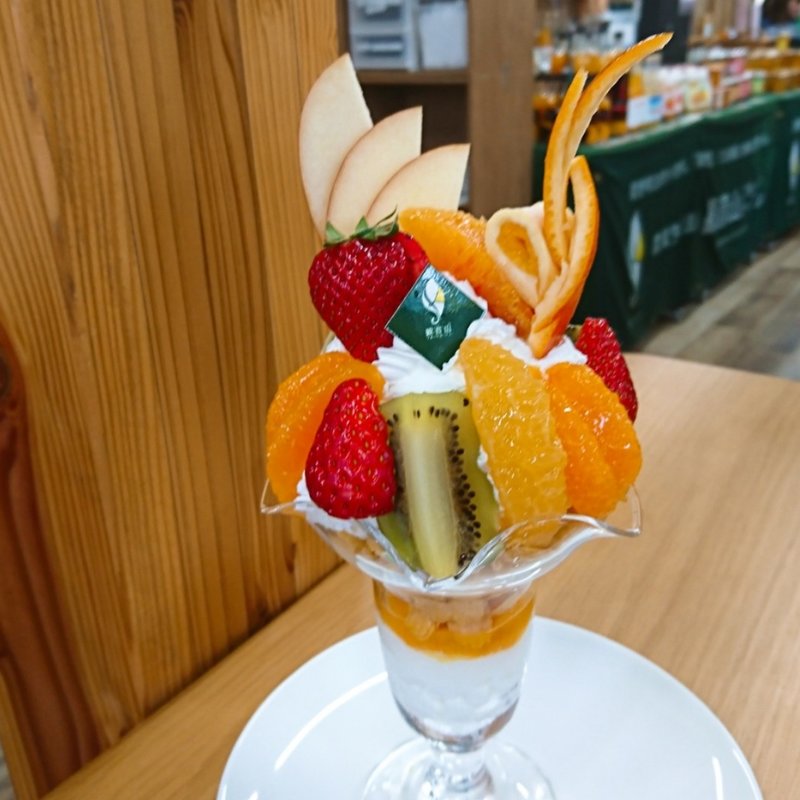 フルーツパフェ(観音山フルーツパーラー)